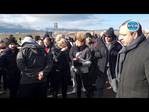Видео: Кюстендилци положиха цветя на мястото на инцидента, при който загина момиче на 18 години