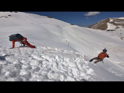 Видео: Спасательные работы упавшего в ледовую трещину на скитуре в связке-двойке