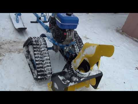 Видео: Гусеничный привод, лыжный модуль и снегоуборочная насадка на мотоблоке Нева МБ 23 мультиагро.