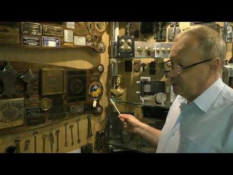 Видео: О чем могут рассказать шильдики на сейфах