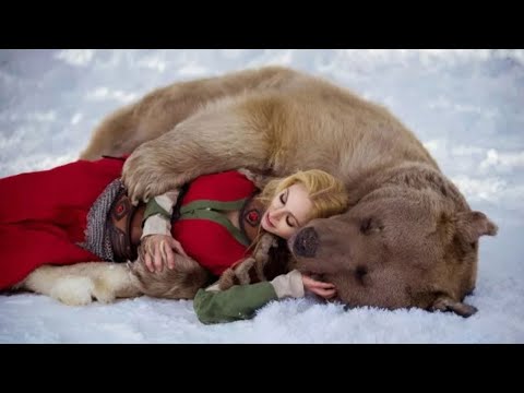 Видео: К ногам БЕРЕМЕННОЙ жены егеря РУХНУЛА израненная медведица. Ей нужна была помощь