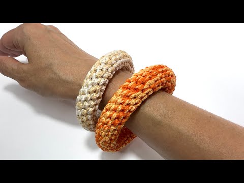 Видео: 😍 2 пошаговых урока! Как связать модные браслеты крючком