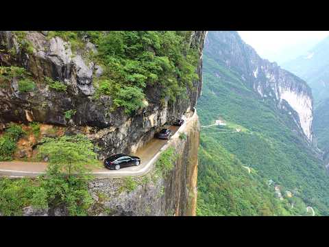 Видео: обнесенная стеной дорога на скале