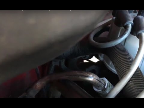 Видео: Ремонт впускного фитинга шланга отопителя Chevrolet C1500 1989 года