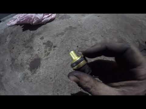 Видео: замена датчика температуры двигателя volkswagen transporter T5 TDI 2.5