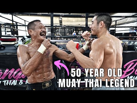 Видео: Я не мог поверить, насколько быстрой до сих пор является эта 50-летняя легенда муай-тай!