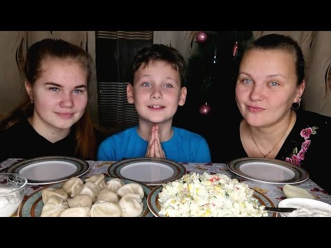 Видео: Мукбанг Крабовый салат, хинкали/Отвечаем на ваши вопросы/Любимый салат Вани