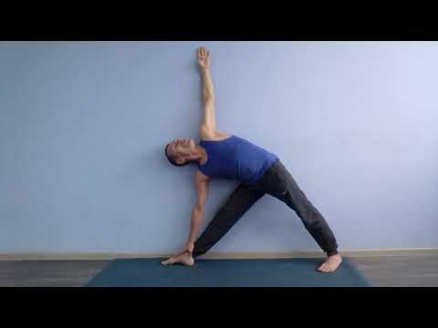 Видео: Отстройки Уттхита Триконасаны и Паривритта Триконасаны под стеной. Урок№1