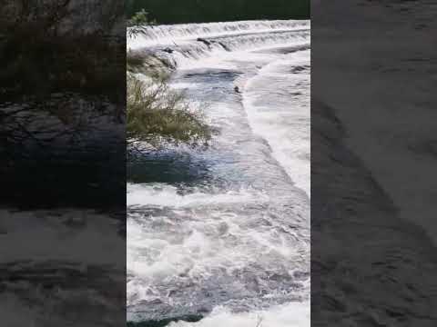 Видео: Крпсивейший водопад. Белый шум, звуки природы. Сильный звук воды. #белыйшум #creeksound #creeksounds