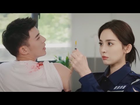 Видео: [Фильм] Генеральный директор боится боли и отказывается от инъекции. Услышав, как Золушка признаё...