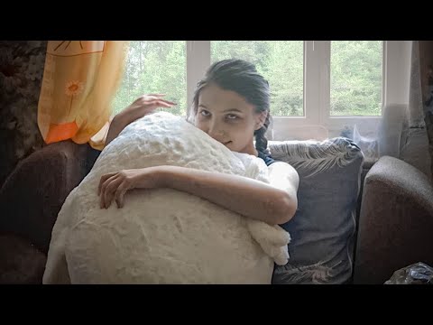 Видео: Её нашли в заброшенной деревне. Без лекарств девушка перестала ходить.
