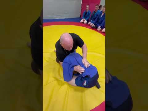 Видео: Самбо. Партер. Переворот через ногу захватом под руку со стороны головы противника.