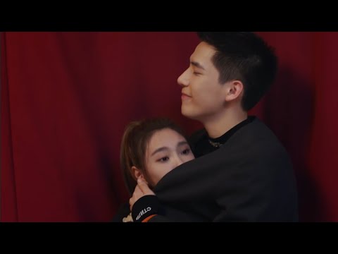 Видео: Девушка прячется в объятиях мальчика, чтобы избежать кого-то, а он наслаждается моментом.