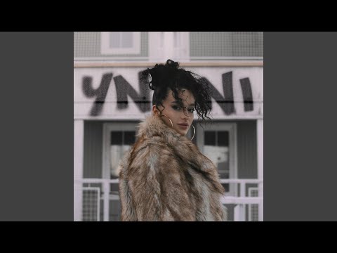 Видео: Под обломками