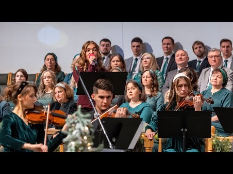 Видео: Пение «Рождество» - Дженнифер Стукова