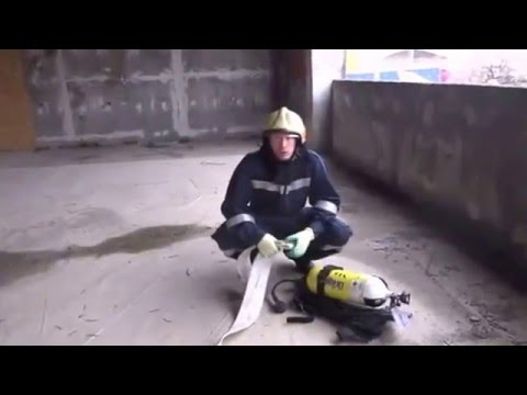Видео: Самоспасание с помощью рукава пожарного (по рукаву)