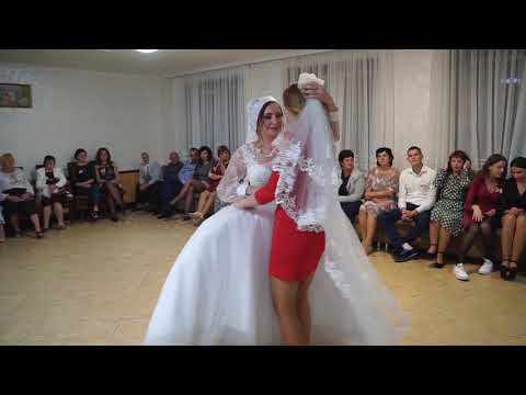 Видео: 👰Знімання фати. Перетанцьовування з неодруженими. Молода кидає букет. Молодий кидає підвязку.