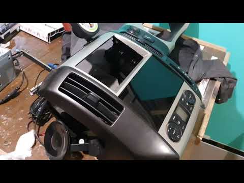 Видео: Планшет вместо магнитолы в авто