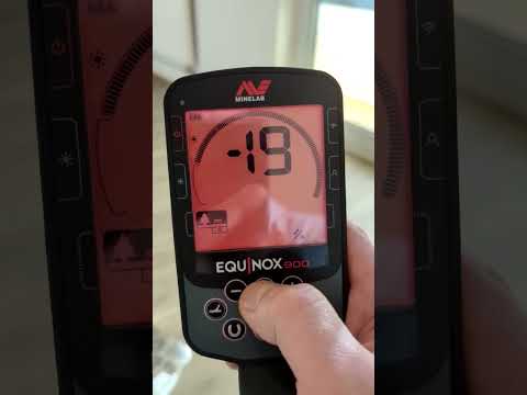 Видео: Deus2 ,против Equinox 900 на разные цели! тест по воздуху.пресный пляж