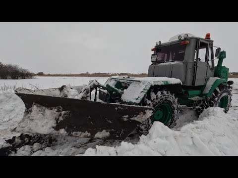 Видео: НАМЕЛО ТАК НАМЕЛО l ЧИСТИМ СНЕГ ТРАКТОРОМ l Т150К В ДЕЛЕ l ЗИМА В ДЕРЕВНЕ