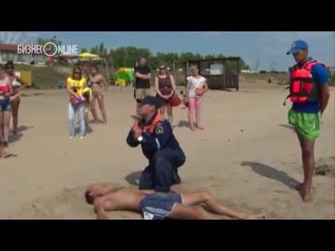 Видео: Спасатели показали, как оказать первую помощь утопающему