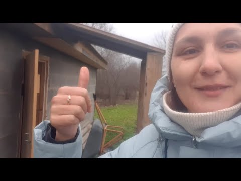 Видео: Я в деревне у мамы,брат топит баню,мама угощает пиццей,компот из подпола)