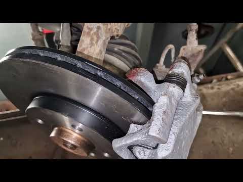 Видео: VW Passat B4 syncro перебираем передние тормоза.
