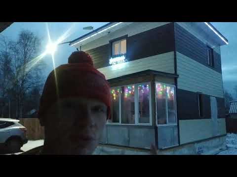 Видео: Как повесить гирлянду на дом. Жизнь за городом.