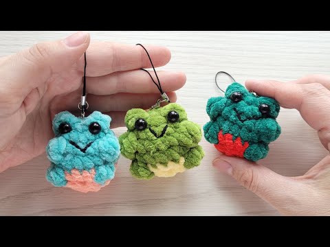 Видео: ЛЯГУШКА БРЕЛОК ИЗ ПЛЮШЕВОЙ ПРЯЖИ ВЯЗАНАЯ  КРЮЧКОМ 🐸crochet frog tutorial🐸gehäkelter frosch