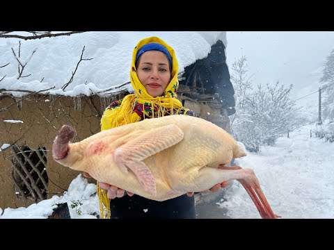 Видео: Микс приготовления гигантской индейки в снежный день в деревне | Рецепт фаршированной индейки