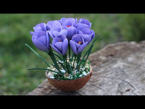 Видео: 💜 Крокусы из фоамирана БЕЗ МОЛДА. Композиция с крокусами.  Crocuses from foamiran / Творческое место