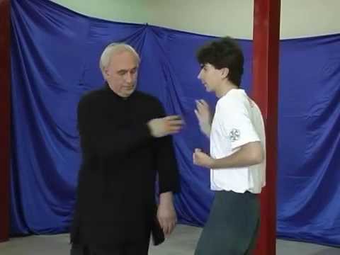Видео: Урок Вин Чун. Стойки, перемещения, разъяснения