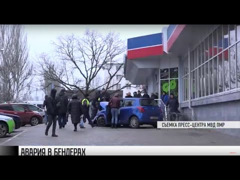 Видео: Иномарка врезалась в супермаркет в Бендерах