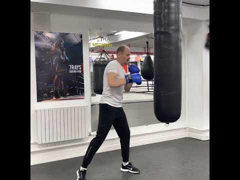 Видео: Для сильного и крепкого удара у Вас должны быть сильные суставы и связки рук.