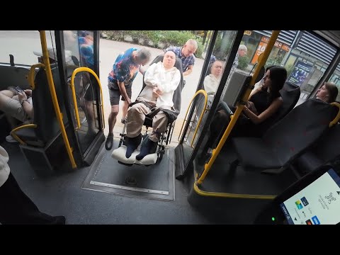 Видео: Впервые поехал в город на автобусе 🚍— друзья, ресторан и вкусная еда