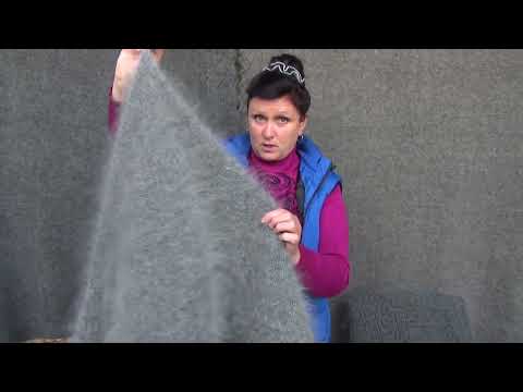 Видео: Четыре новых не распушенных пуховых платочка разных расцветок и косынка Лебедь, ну очень большая.