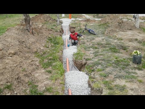Видео: Как да си направим сами дренаж на къщата - Запълване с Дренажен камък - Full Part 3