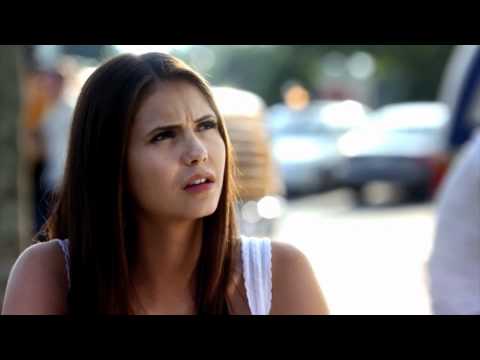 Видео: S01E05 Елена разговаривает с пожилым мужчиной о Стефане