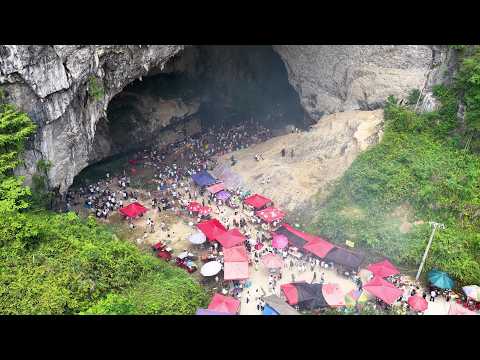 Видео: Весело ставить палатки и устраивать рынок в пещере в Гуйчжоу.