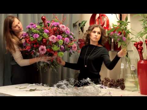 Видео: Уроки флористики Славы Роска. Гигантский новогодний букет на каркасе из илекса.