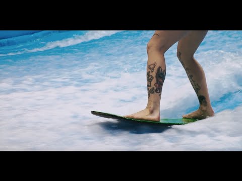 Видео: Сёрфинг в Питере! Искусственная волна - Surf Club Spb