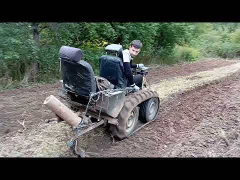 Видео: Вспашка поля самодельным гусеничным минитрактором