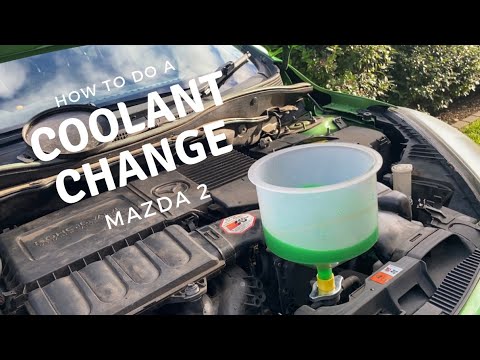 Видео: Как прокачать систему охлаждения - Mazda 2