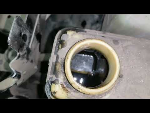 Видео: Замена бочка ГУР и жидкости Ауди а6 с5.