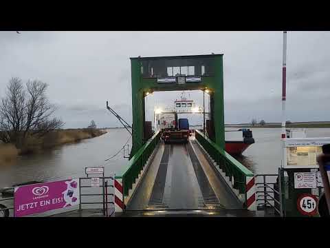 Видео: Упал груз. Речной паром на Эльбе.