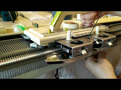 Видео: Вяжу мужской свитер на вязальной машине./ I knit a men's sweater on a knitting machine.