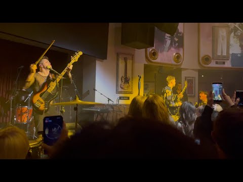 Видео: Shortparis — О, как небо черно [Live in Yerevan 19.10.2025]