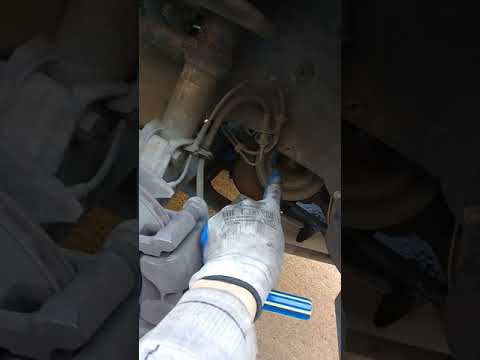 Видео: Как выкрутить болт шкива коленвала без помощи напарника на Лада Гранта.