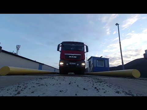 Видео: Как выгружать асфальт в асфальтоукладчик!!!)))