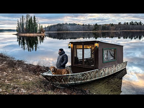 Видео: Преодолевая суровую холодную ночь в плавучей каюте на острове